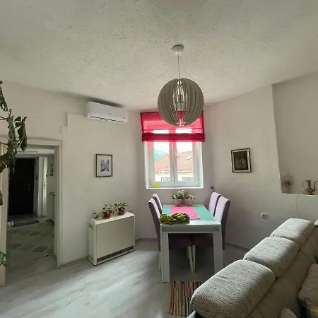 Old Town Apartment *